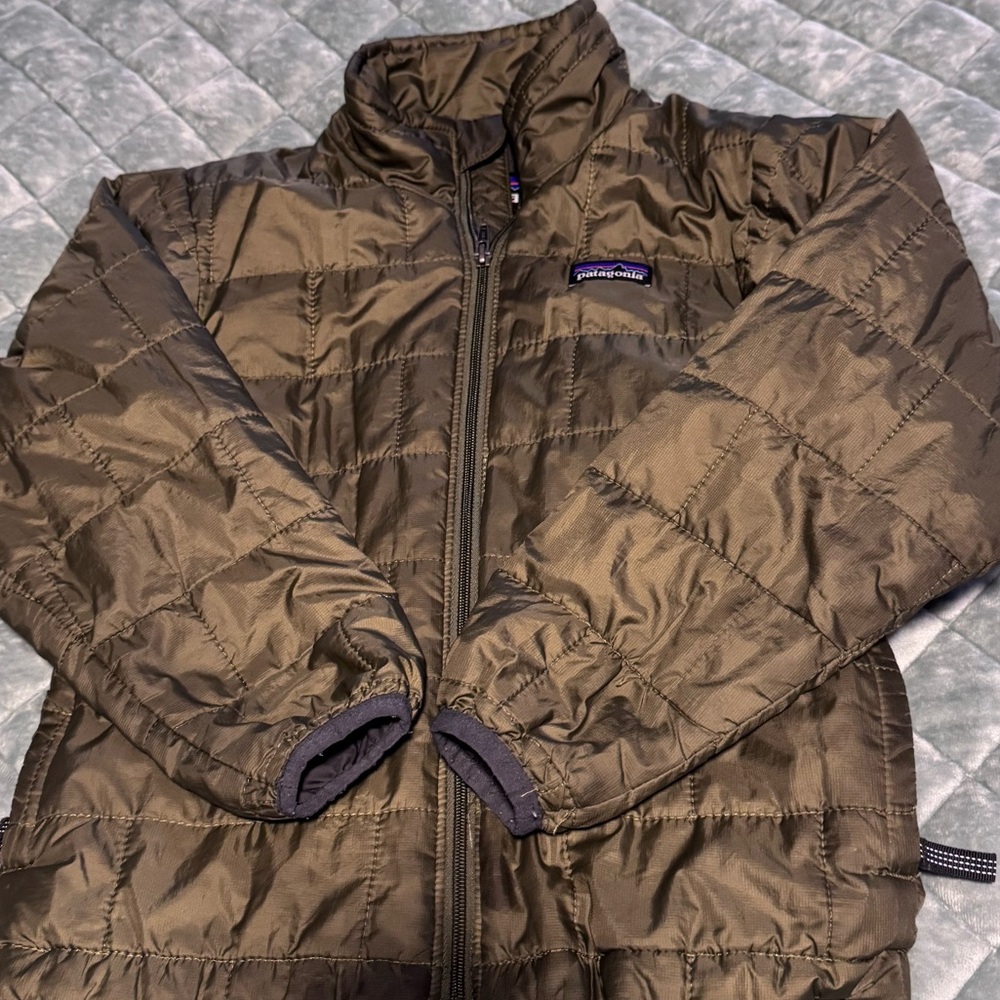 Patagonia youth olive green down puff jacket coat xs
